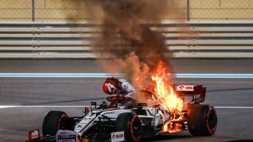 Cận cảnh: Cựu vô địch F1 thế giới thoát chết "thần kỳ" khi xe đua bốc cháy dữ dội