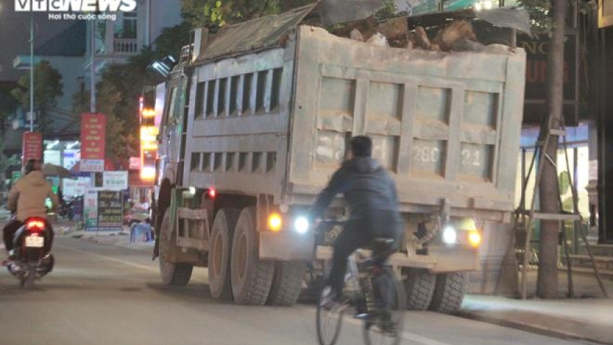 Những đoàn xe tải cơi nới thành thùng tung hoành trên tỉnh lộ ở Hải Phòng
