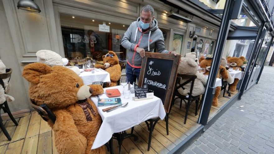 Ế ẩm vì Covid-19, nhà hàng ở Pháp thay thực khách bằng gấu Teddy