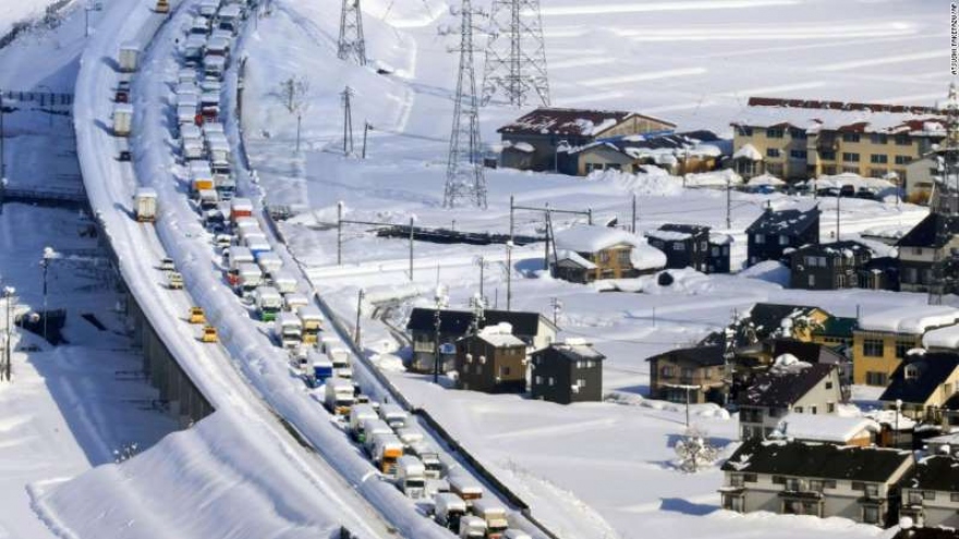 Kinh hoàng tắc đường 15km ở Nhật Bản khiến hơn 1.000 ô tô "chôn chân" trong tuyết