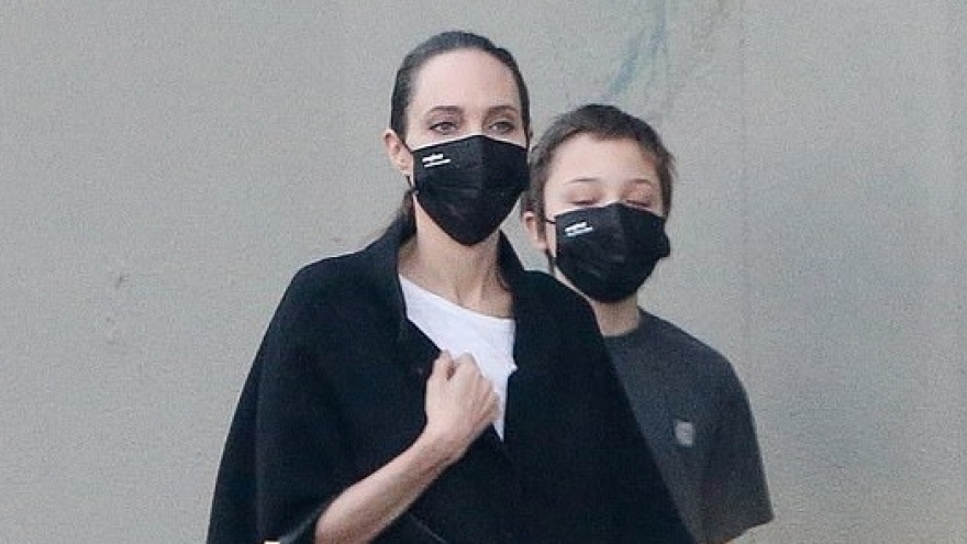 Angelina Jolie diện đồ hiệu sang chảnh đi mua sắm cùng con trai