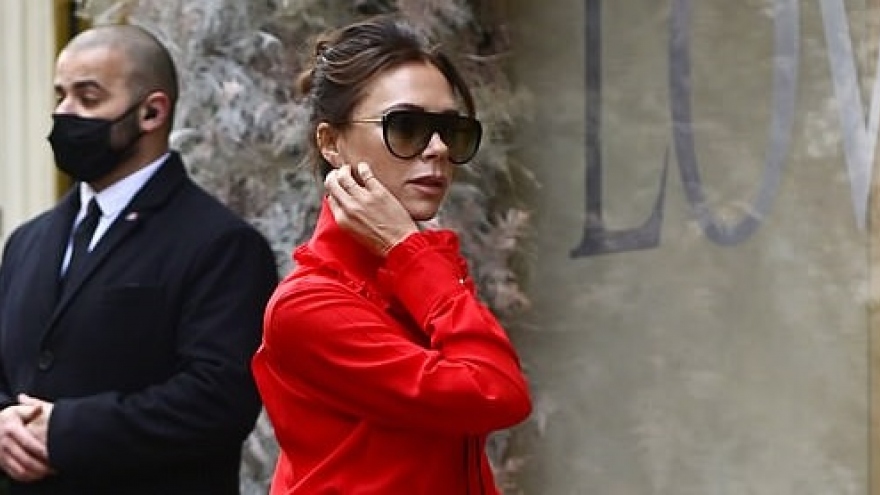 Victoria Beckham diện đầm đỏ rực tự thiết kế, khoe dáng thanh mảnh ra phố