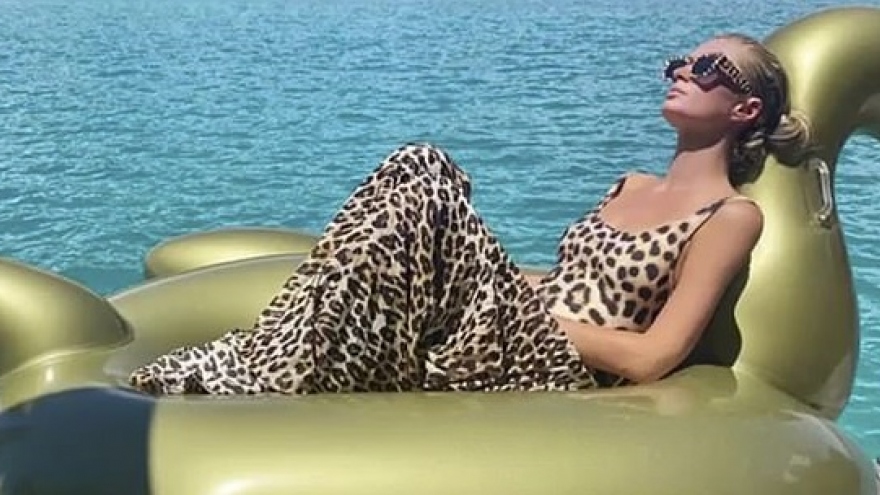 Kiều nữ Paris Hilton tạo dáng trên phao thiên nga ở hòn đảo thiên đường