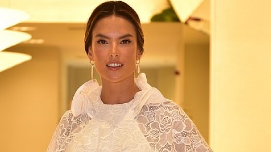 Alessandra Ambrosio diện đầm ren xếp tầng điệu đà tại cửa hàng thời trang