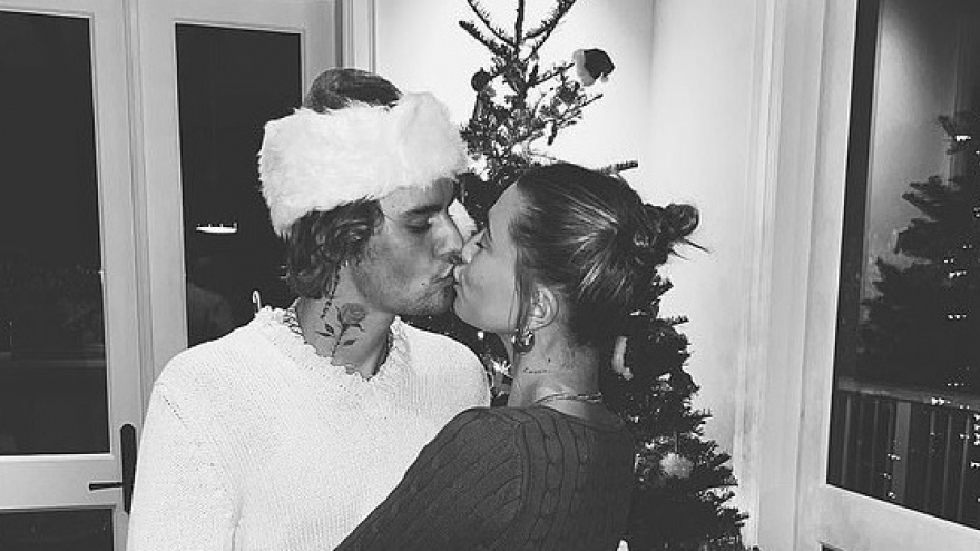Vợ chồng Justin Bieber "khóa môi" và khiêu vũ lãng mạn bên cây thông Noel