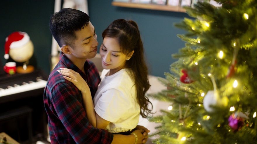 Vợ chồng Khánh Thi – Phan Hiển ngọt ngào trong bộ ảnh Giáng Sinh