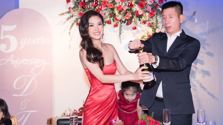 Á hậu Diễm Trang tổ chức kỷ niệm 5 năm ngày cưới với chồng “đại gia” dịp Giáng sinh