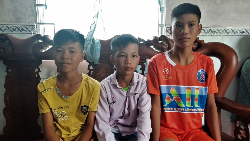 3 em học sinh vượt 400 km đi tìm người thân, vì nhớ và vì muốn giúp cha