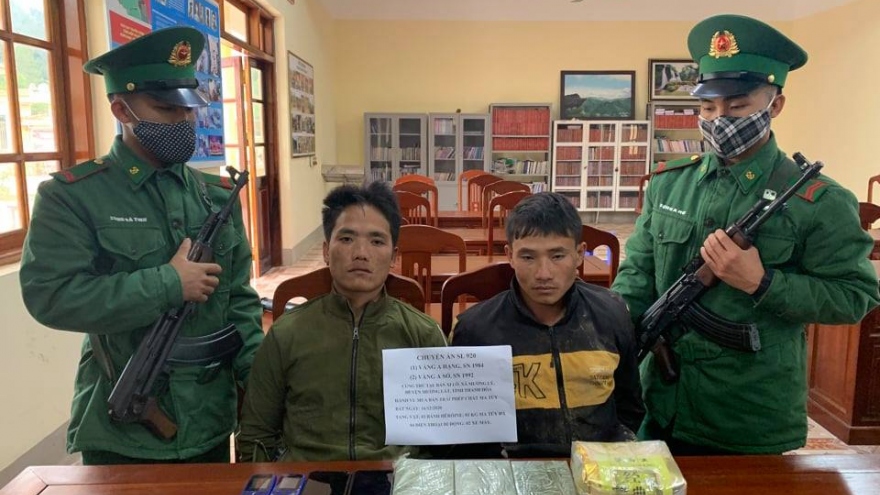 Bắt 2 đối tượng vận chuyển 3 bánh heroin từ Thanh Hoá tới Sơn La