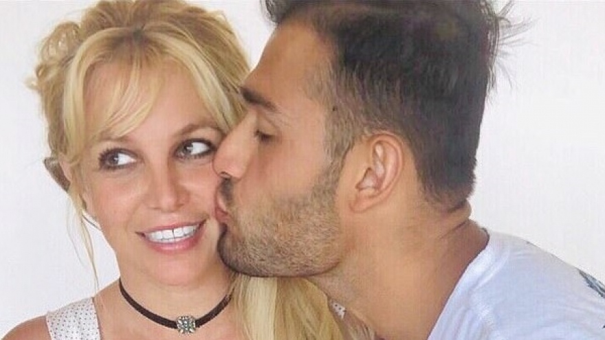 Britney Spears ngọt ngào đón tuổi mới bên tình trẻ