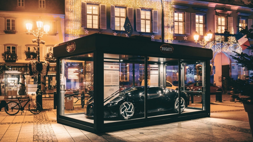 Bugatti trưng bày siêu xe trị giá 13 triệu USD dịp Giáng Sinh