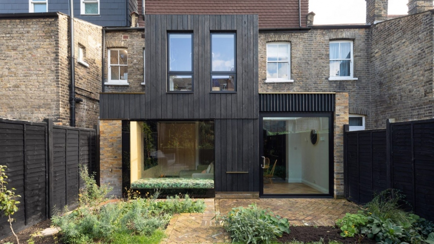 Ngôi nhà ốp gỗ màu đen đẹp cổ kính ở Anh