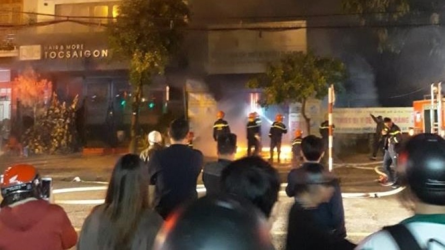 Cháy cơ sở kinh doanh thiết bị y tế trong đêm, khói độc bao trùm nhà dân