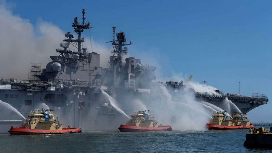 Hải quân Mỹ sẽ loại biên tàu USS Bonhomme Richard sau trận cháy lớn