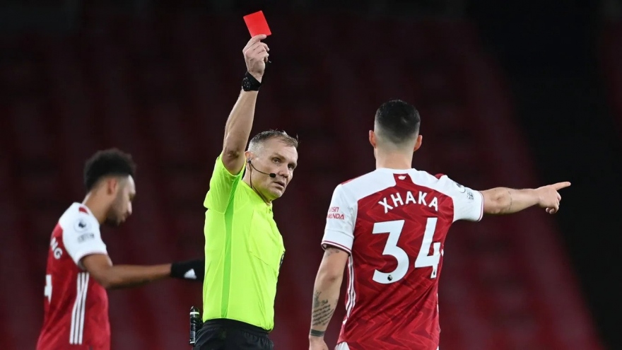 Arsenal 0-1 Burnley: Xhaka nhận thẻ đỏ, Aubameyang phản lưới trong ngày tồi tệ ở Emirates