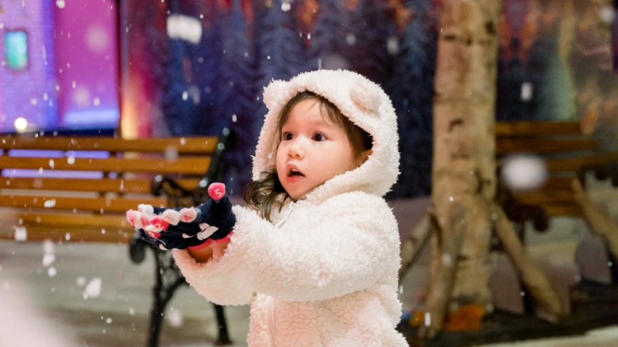 Con gái siêu mẫu Hà Anh siêu đáng yêu khi lần đầu chơi với tuyết