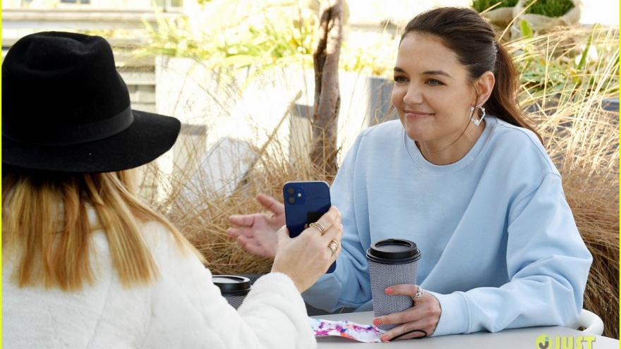 Katie Holmes trang điểm nhẹ nhàng, đeo hoa tai kim cương đi uống cafe cùng bạn bè