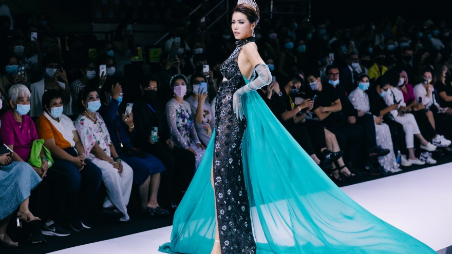 Minh Tú thiêu cháy sàn catwalk với vóc dáng nóng bỏng