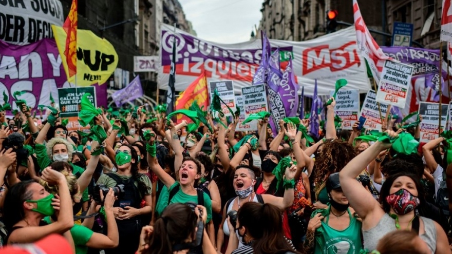Hạ viện Argentina thông qua dự luật cho phép nạo phá thai