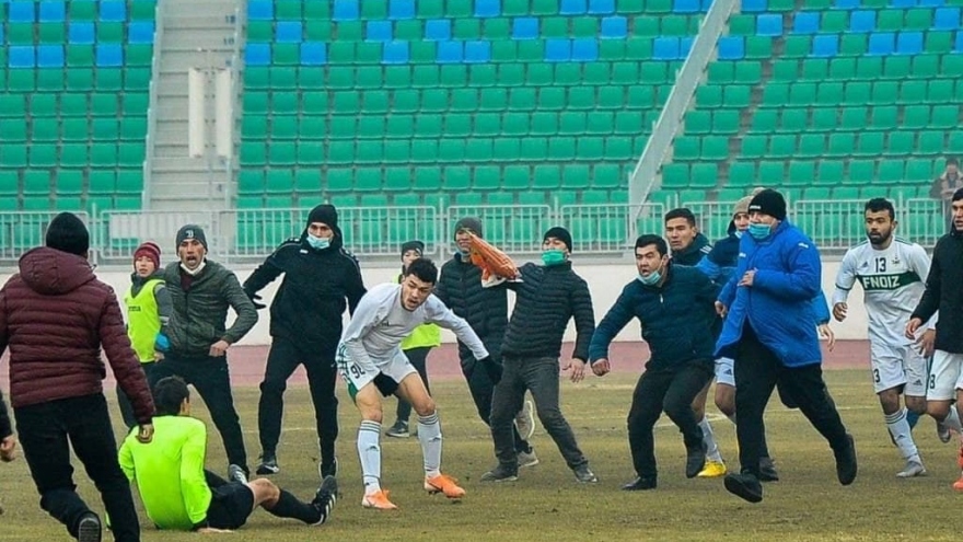 Bạo loạn sân cỏ ở Uzbekistan: Cầu thủ "song phi" trúng ngực trọng tài