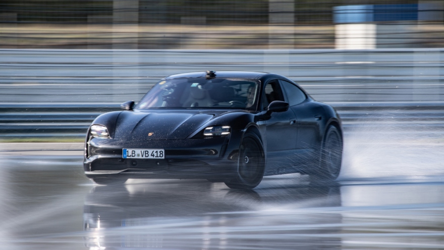 "Siêu xe điện" Porsche Taycan lập kỷ lục Guinness với quãng đường drift dài nhất