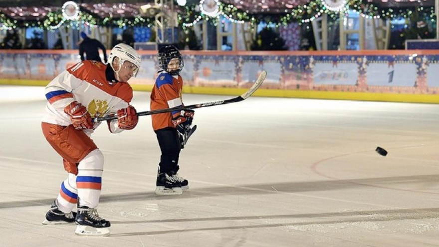 Tổng thống Putin chơi khúc côn cầu với cậu bé 9 tuổi ở Quảng trường Đỏ dịp Giáng sinh