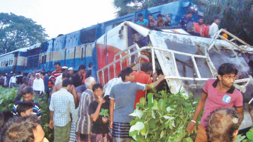 Tàu hỏa lao vào xe buýt tại Bangladesh, 12 người thiệt mạng