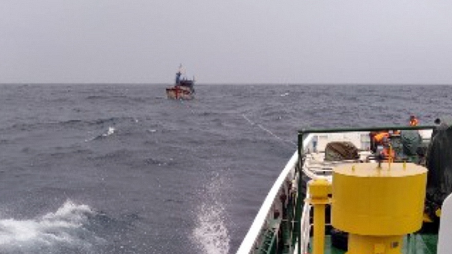 Cứu 3 ngư dân cùng tàu cá bị thả trôi trên biển