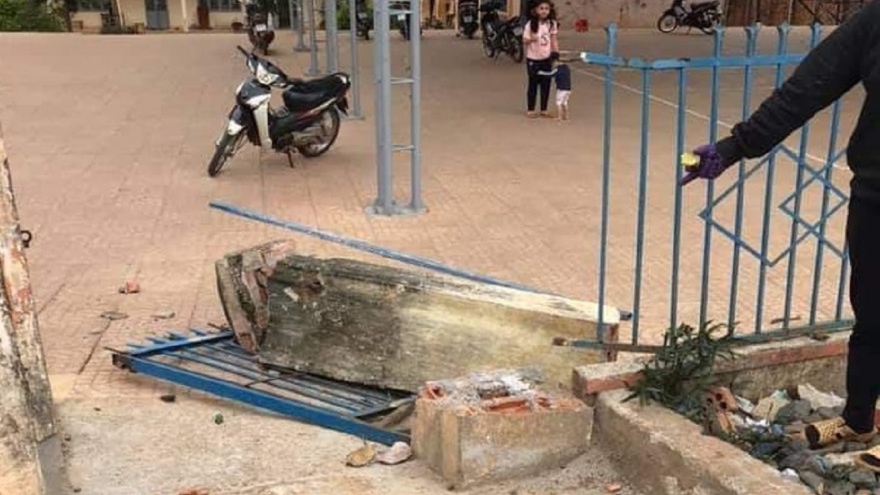 Cổng trường đổ sập khiến một học sinh thiệt mạng