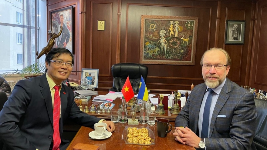 Đại sứ Nguyễn Hồng Thạch thăm và làm việc với Phòng công nghiệp và thương mại Ukraina