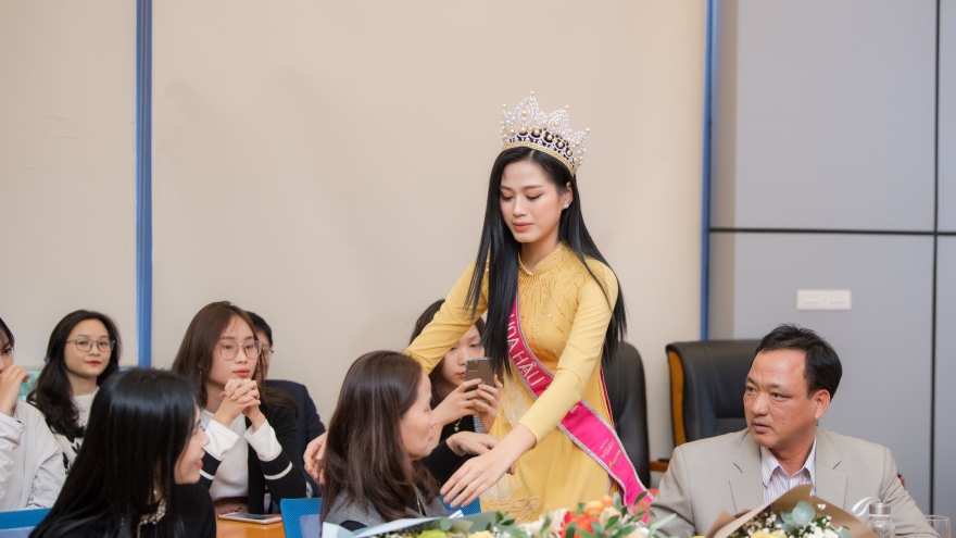 Hoa hậu Đỗ Thị Hà bật khóc khi về lại trường Đại học KTQD