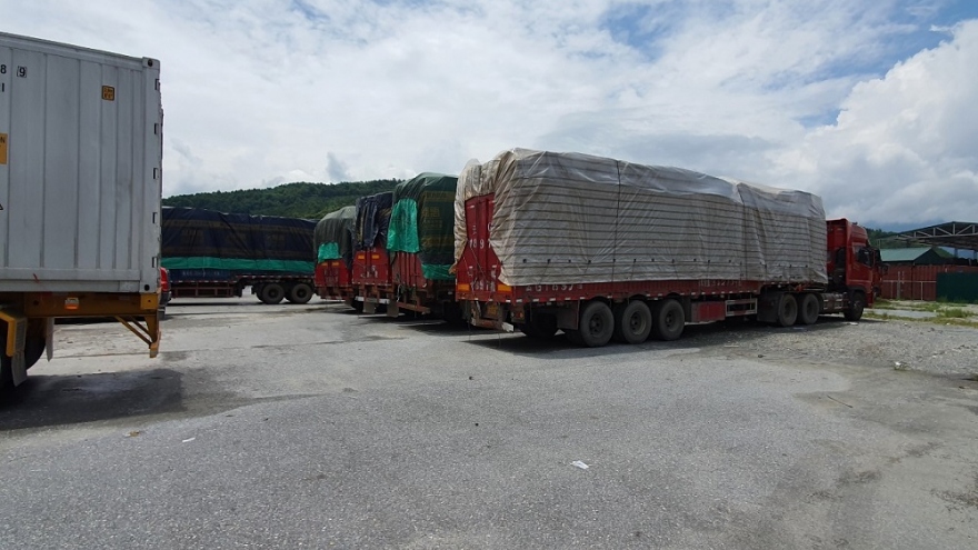 Vụ bắt 100 xe tải hàng Trung Quốc ở Lào Cai: Có rác thải điện tử, chân gà, hàng hiệu giả