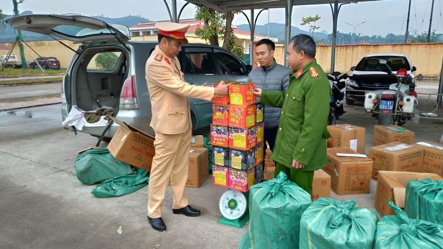 Thu giữ gần 500kg pháo nổ trên cao tốc Lào Cai- Hà Nội