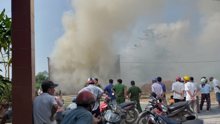 Đám cháy ở xưởng gỗ tại Tiền Giang được dập tắt sau 2 giờ
