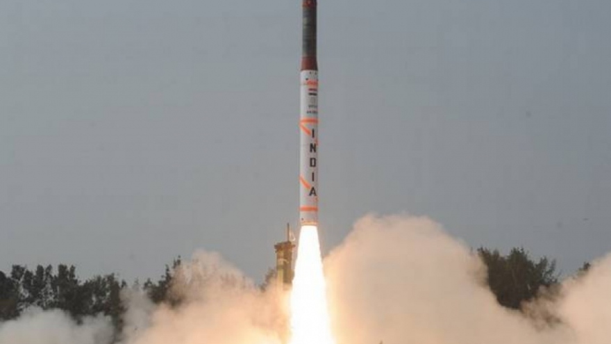 Ấn Độ lần đầu phóng thử nghiệm thành công tên lửa đất đối không thế hệ mới