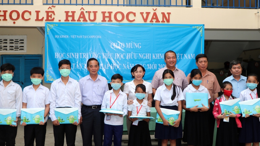 Học sinh gốc Việt tại Campuchia bước vào năm học mới