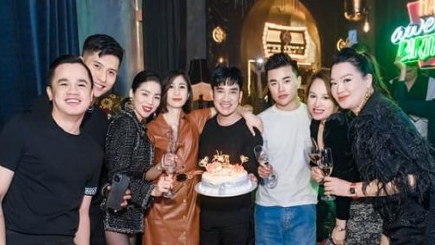 Chuyện showbiz: Lệ Quyên sánh đôi bên "bạn trai tin đồn" trong tiệc sinh nhật Quang Hà