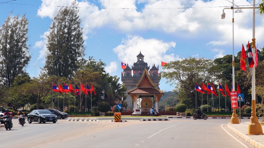 Vientiane rực rỡ cờ hoa trước giờ khai mạc Đại hội 11 Đảng Nhân dân Cách mạng Lào