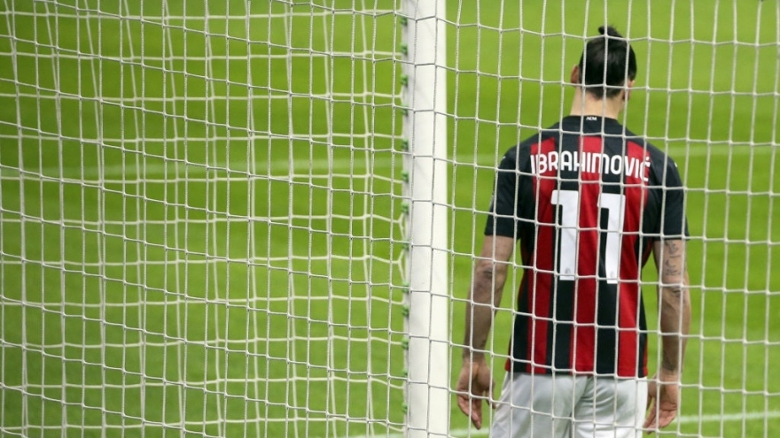Ibrahimovic dứt điểm cận thành ra ngoài, AC Milan thua đậm Atalanta