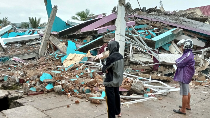 Indonesia tiếp tục tìm kiếm người mất tích, cảnh báo có thêm động đất mạnh