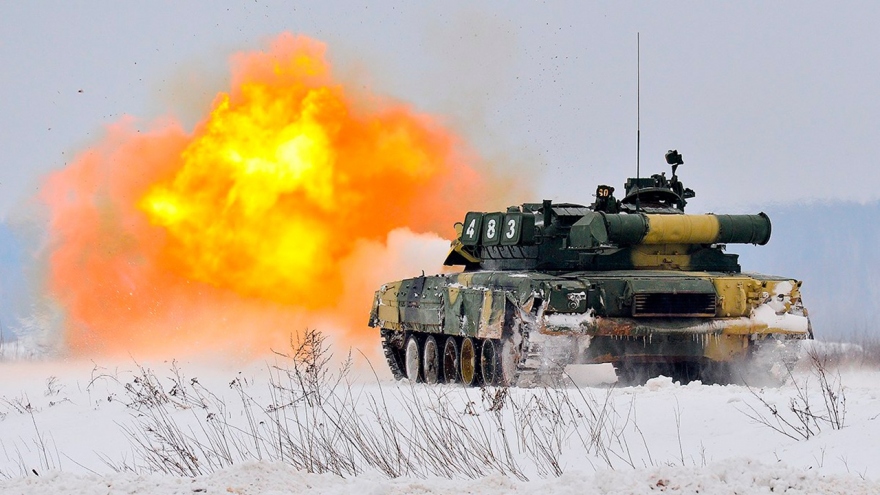 Xem xe tăng T-80 của Nga nã pháo tiêu diệt mục tiêu trong vòng 70 giây