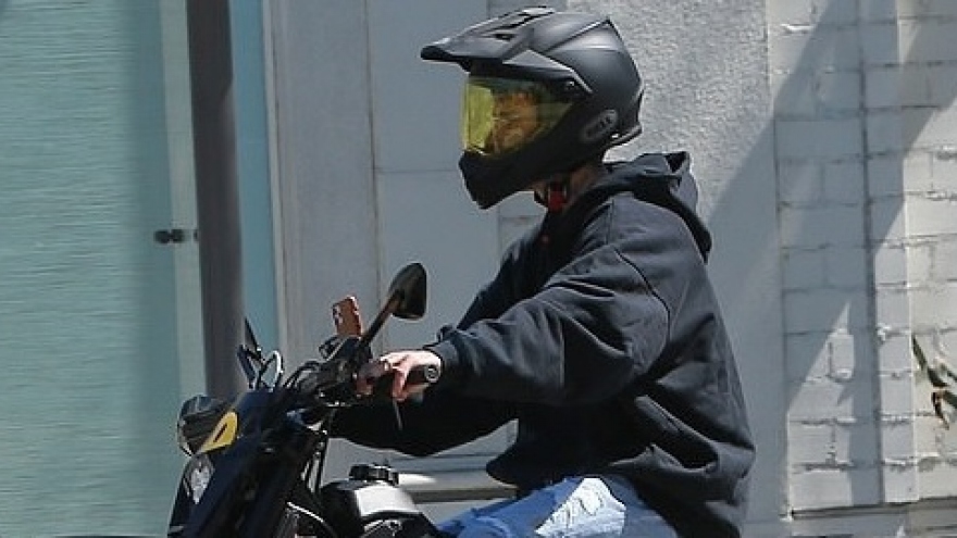 Justin Bieber lái xe mô tô siêu ngầu ra phố