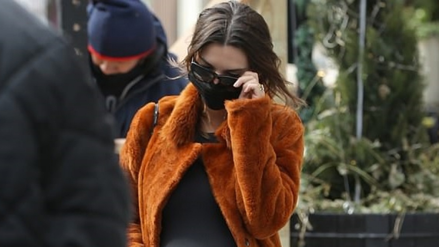 Emily Ratajkowski "ôm" bụng bầu đi chơi ở New York