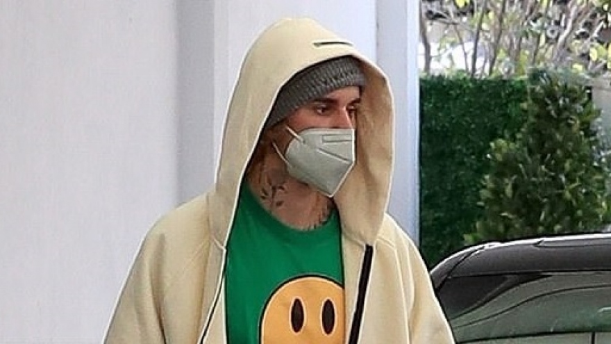 Vợ chồng Justin Bieber mặc đồ màu xanh lá cây nổi bật đi dạo chơi