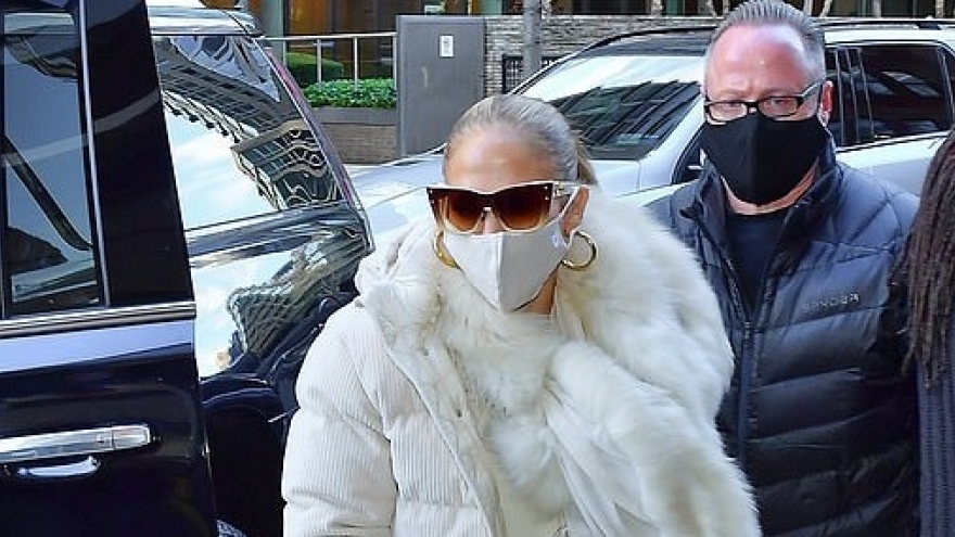 Jennifer Lopez mặc đồ ấm áp ra phố trong tiết trời giá lạnh