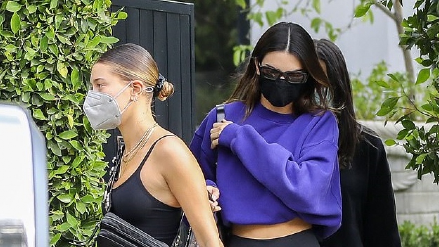 Hailey Baldwin gợi cảm đi mua sắm cùng bạn thân Kendall Jenner