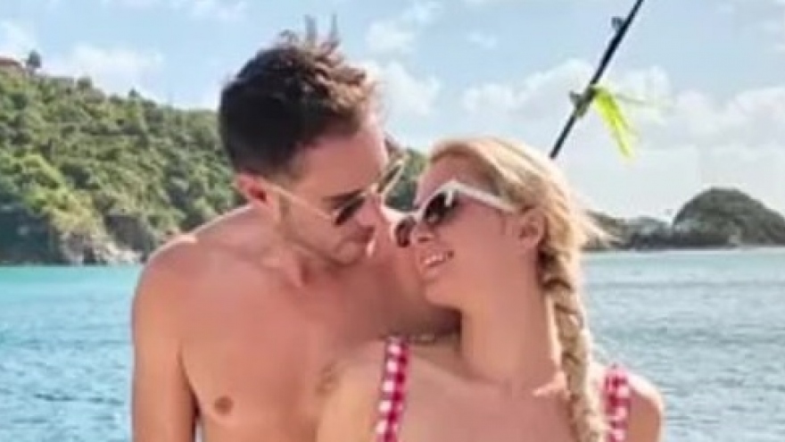 Paris Hilton đón giao thừa lãng mạn cùng bạn trai trên du thuyền sang trọng