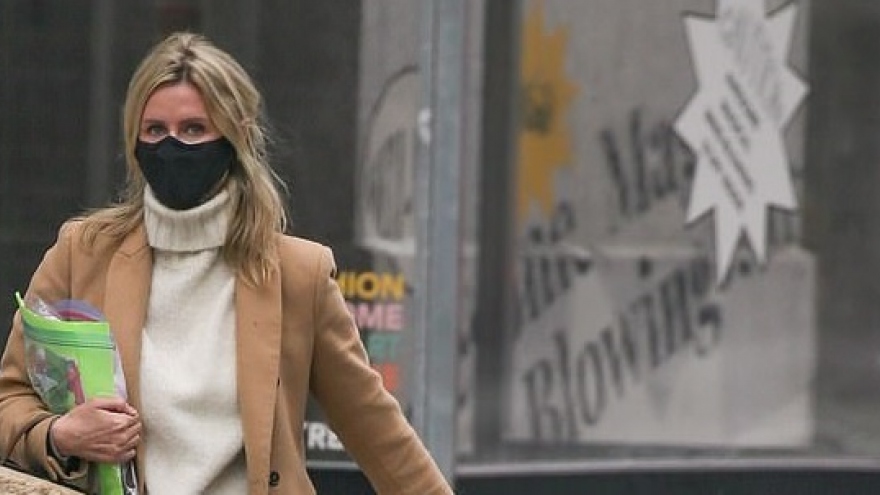 Em gái Paris Hilton giản dị ra phố trong tiết trời giá lạnh