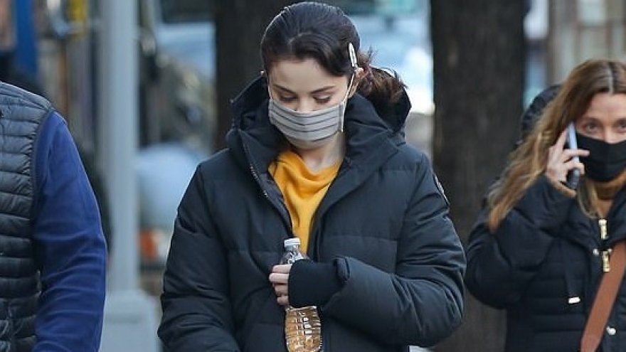 Selena Gomez giản dị ra phố trong tiết trời giá lạnh
