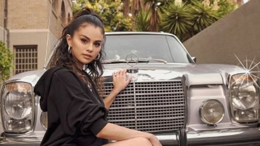 Selena Gomez trang điểm cá tính, tạo dáng cực ngầu bên siêu xe